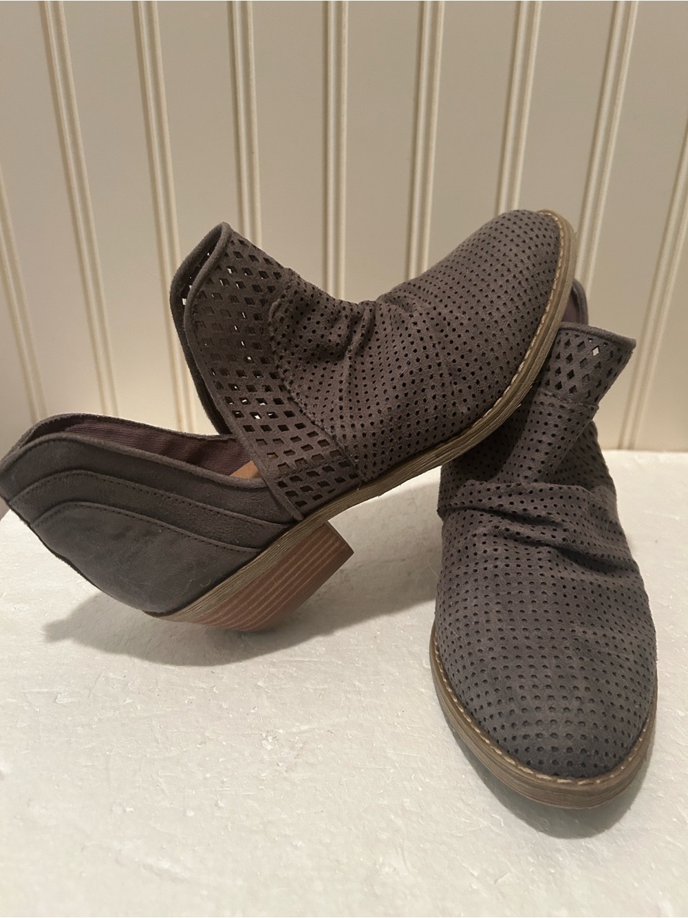 Report SlipOn Dakota ruched gray ankle boot bootie perforated days suede size 8